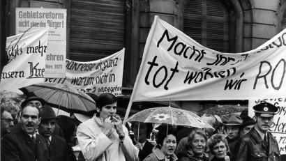 Archivbild: Lothar Parschauer/dpa
Etwa 400 Gegner der geplanten Gebietsreform in Bayern protestierten am 9. November 1971 vor der bayerischen Staatskanzlei in München gegen die Umstrukturierung ihrer Landkreise.