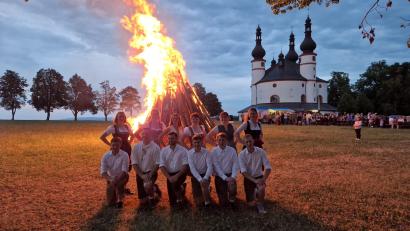 Bild: Stefanie Hebenstreit/exb
Die Mitglieder der Landjugend vorm Johannisfeuer und der besonderen Kulisse der Kappl.