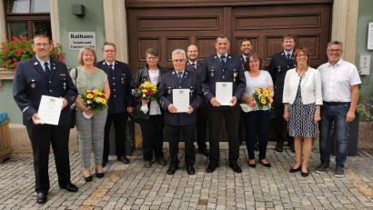 Bild: gz
Das Ehrenzeichen erhalten in Silber für 25 Jahre Georg Rauch (links) und in Gold für 40 Jahre Martin Grünbauer und Karlheinz Wazl (Bildmitte).