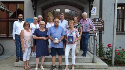 Bild: gi
Bürgermeister Armin Bulenda (links) ehrt die treuen Gäste für den 25. und 15. Aufenthalt in der Urlaubsgemeinde Moosbach.