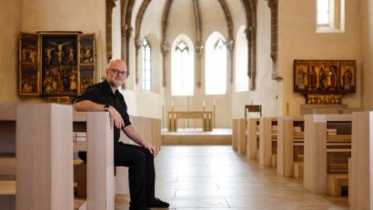 Bild: Daniel Löb/dpa
Ansgar Wiedenhaus sitzt in der Offenen Kirche St. Klara.