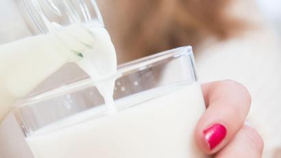 Symbolbild: Christin Klose/dpa
Milch wird künftig noch teurer.