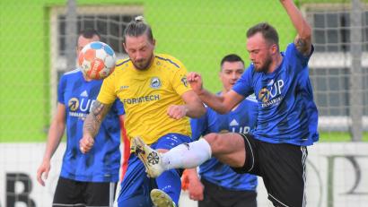 Archivbild: Büttner, Gerhard
Die SpVgg SV Weiden (blaue Trikots/Szene aus einem früheren Spiel) gab gegen Röslau alles, verlor aber im Elfmeterschießen.