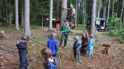Bild: fz
Fasziniert waren die Kinder, wie der Steiger die Äste vom Baum holte. Dabei arbeiteten sie mit.