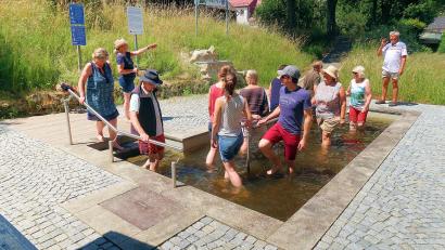 Bild: bsc
Die Anwendungen nach Kneipp brachte Dieter Schraml (rechts) den Teilnehmern an der Kneippanlage in Friedenfels näher. Die Veranstaltung im Rahmen der Aktion „24 Stunden Steinwald erleben“ kam gut an.