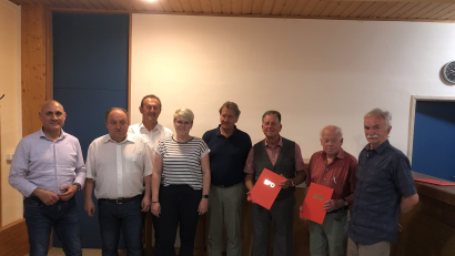 Bild: exb
Mitgliederehrung bei der SPD Haselmühl-Kümmersbruck (von links): Europaabgeordneter Ismail Ertug, Vorsitzender Hans Hartinger, Bezirksrat Richard Gaßner, Fraktionsvorsitzende Lisa Hartinger, Helmut Bauer, Armin Nentwig, Josef Meiler und Karl Vollmer.