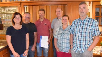 Bild: wku
Nach den Neuwahlen: (von links) Vorsitzende Doris Lehnerer, Stellvertreter Wolfgang Strobel, der bisherige Kassier und künftige Beisitzer Fritz Ertl, stellvertretender VdK-Kreisvorsitzender Hans Ludwig, die neue Kassiererin Tanja Woodroffe und Schriftführer Alois Straub.