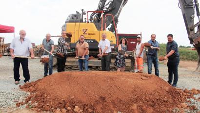 Bild: stg
Den Spatenstich vollzogen unter anderem Planer Karlheinz Koch (links), Thomas Zeitler, Bürgermeister Roman Schäffler (Vierter und Fünfter von links) sowie Bauamtsleiter Roland Sächerl (rechts).
