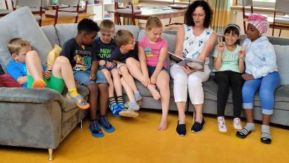 Bild: G. Buchbinder/exb
Gespannt lauschen die Kinder der Eslarner Ganztagsschule der Geschichte.