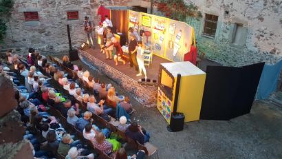 Bild: gi
Viel Beifall gibt es für das Theaterstück „Eine heiße Nummer“. Die Besucher haben viel zu Lachen.