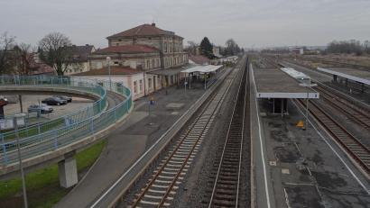 Bild: ak
Bürgerversammlung
Die Planung zum barrierefreien Umbau des Bahnhofes über den Steg ist abgeschlossen. Die Bahnsteige sind künftig über Treppen und Lifte zu erreichen. Eine Umplanung durch Umbau und Modernisierung der Bahnsteigtunnel ist nicht mehr möglich