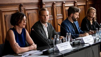 Bild: Fabian Sommer/dpa
Die Soziologin Jutta Allmendinger (l-r), der Virologe Hendrik Streeck, Harald Wilkoszewski, Abteilungsleiter Kommunikation und Pressesprecher des WZB, und die Virologin und Chemikerin Helga Rübsamen-Schaeff, Virologin nehmen an einer Pressekonferenz des Sachverständigenausschuss zur Evaluation des Infektionsschutzgesetzes (IfSG) teil.