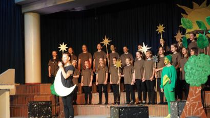 Bild: Ramona Gilch/exb
Lange hatten die Schülerinnen des Elly-Heuss-Gymnasiums geprobt, nun war es endlich soweit: Die Aufführung ihres "Tabaluga"-Musicals wurde zum vollen Erfolg.