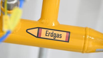 Symbolbild: Bernd Weißbrod
Der Hinweis Erdgas ist an einem Rohr in einem Verteilzentrum angebracht.