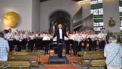 Bild: swo
Das Polizeiorchester Bayern unter der Leitung von Chefdirigent Professor Johann Mösenbichler wird nach dem äußerst gelungenen Konzertauftritt in der Gebenbacher Pfarrkirche von den Zuhörern mit tosendem Applaus bedacht.