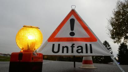 Symbolbild: Patrick Seeger/dpa
Auf der B 85 missglückte auf Kümmersbrucker Gemeindegebiet ein Überholmanöver.