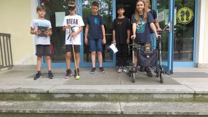 Bild: jzk
Für einen Rollator sind die Stufen am Eingang der Realschule schon ein Hindernis. Der Schüler mit dem Blindenstock war ebenso auf die Hilfe seines Assistenten angewiesen.