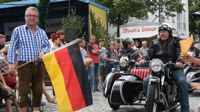 Archivbild: wro
Eine tolle Oldtimer-Ausfahrt fand beim Bürgerfest in Wiesau im Sommer 2019 statt. Das Startsignal gab Bürgermeister Toni Dutz (links).