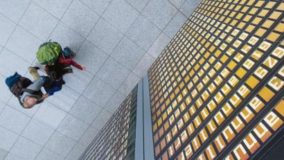 Symbolbild: Tobias Hase/dpa
Alleingelassen am Airport? Die Probleme der Luftfahrtbranche wirken sich auch auf manche Urlaubspläne aus.