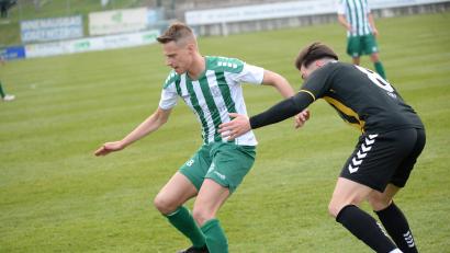 Archivbild: Andreas Brückmann
Knapp zwei Wochen vor dem ersten Punktspiel bestreitet die DJK Gebenbach (links Dominik Haller) ein Testspiel gegen den Regionalligisten Würzburger Kickers.