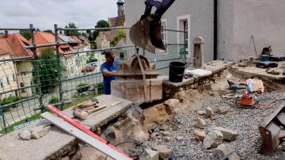 Bild: le
Präzisionsarbeit war beim Einsetzen der alten Fragmente von Grabdenkmälern aus dem alten Friedhof an den markierten und eingemessenen Stellen gefragt. Doch jetzt ist es geschafft. In Kürze sind die Bauarbeiten fertiggestellt.