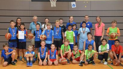 Bild: Kunz
Die beiden Mannschaften beim ersten Weidener Schulturnier in Basketball.