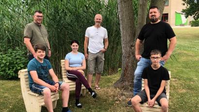 Bild: Mittelschule Waldsassen/exb
Lukas Dietl, Janin Zimmerer und Luca Fladerer (vorne, von links) beim Probesitzen mit (von links) Klassenlehrer Stephan Raps, Förderlehrer Michael Mickisch und Schreinermeister Dieter Grillmeier.