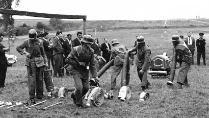 Archivbild: do
Am Anfang stand das Feuerlöschen mit Wassereimern. Mit den technischen Fortschritten konnten die Brandschützer später auch bei Leistungsprüfungen mit Motorpumpen üben.