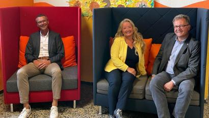 Bild: exb
Das Probesitzen auf den neuen Möbeln übernehmen hier (von links) Bürgermeister Peter Achatzi, Rektorin Birgit Molitor und Artifex-Werkleiter Armin Grotz.