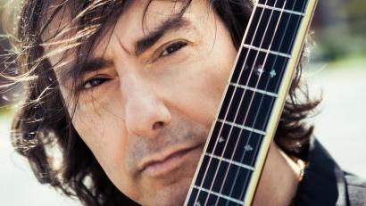 Bild: Lena Semmelroggen
Der Italiener Pippo Pollina steht am Samstagabend, 9. Juli, auf der Basaltkegelbühne.