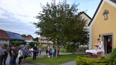 Bild: gi
Die Bevölkerung von Ödpielmannsberg feierte mit Pfarrer Udo Klösel das Patrozinium ihrer Kapelle die den heiligen Johannes und Paulus geweiht ist.