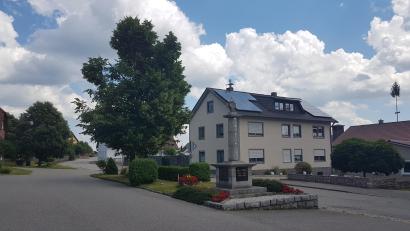 Bild: gi
Die Verkehrssicherheit der Linde neben dem Kriegerdenkmal auf dem Dorfplatz in Etzgersrieth soll auf Wunsch von Marktrat Fritz Steinhilber kontrolliert werden.