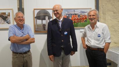 Bild: eib
Die beiden Fotokünstler Herbert Pöhnl (rechts) und Edmund Stern (links), hier im Bild mit Regierungspräsident Walter Jonas (Mitte) widmen ihre Foto-Hommage den Bürgermeistern.