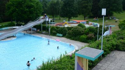 Bild: bey
Das Freibad Pleystein hätte wieder durchaus mehr Besucher verdient - auch um zu verdeutlichen, dass ein Interesse an der Erhaltung der Freizeiteinrichtung besteht. Dies betonen die Bürgermeister Rainer Rewitzer und Andrea Lang in der Bürgerversammlung.