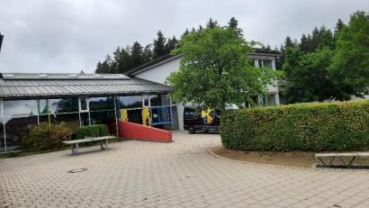 Bild: soj
Die Grundschule in Neusorg kann weiter nicht für den Unterricht genutzt werden. Mittlerweile läuft die Reinigung des Gebäudes.