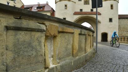 Bild: Petra Hartl
Die Schäden an der Nabburger Torbrücke sind nicht zu übersehen. Seit Jahren läuft das Beweissicherungsverfahren, um herauszufinden, wer für ihre Beseitigung zahlen muss.