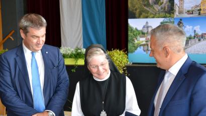 Bild: rti
Äbtissin Laetitia Fech nimmt von Landrat Roland Grillmeier (rechts) die Bürgermedaille in Gold entgegen. Ministerpräsident Markus Söder gratuliert.