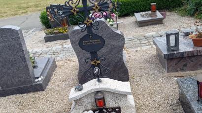 Bild: Ingrid Lange
Insgesamt vier Mal fand Adelheid "Heidi" Faast-Zimmermann das Grab ihres verstorbenen Mannes verwüstet vor. Die Witwe hat mittlerweile das Urnengrab mit weißen Steinen verziert und hofft, dass ihr Mann endlich in Frieden ruhen kann.