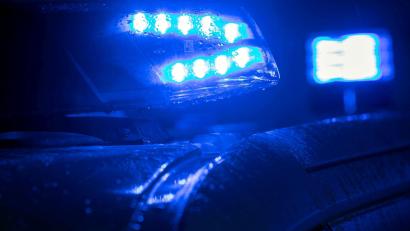 Symbolbild: Jens Büttner/dpa
Die Amberger Polizei ermittelt gegen einen Ladendieb.