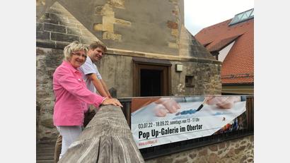Bild: upl
Zweite Bürgermeisterin Irene Ehemann und Marko Pammer (Stadtmarketing) bereiten die erste Ausstellung im Obertor gerade vor.