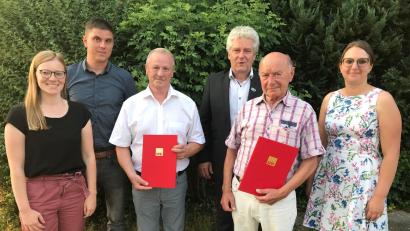 Bild: Eichl
Krankheitsbedingt und auch der Hitze geschuldet nahmen nur Walter Wirth (Dritter von links) und Willibald Witzl (Zweiter von rechts) die Ehrung für 50 Jahre Mitgliedschaft von der Kreisvorsitzenden Nicole Bäumler (links) und der Ortsvereinsführung mit Alex Meier (Zweiter von links) und Sabrina Lacher (rechts) entgegen. Bürgermeister Robert Lindner (Dritter von rechts) dankte dem Ortsverein für die Unterstützung seiner Arbeit.