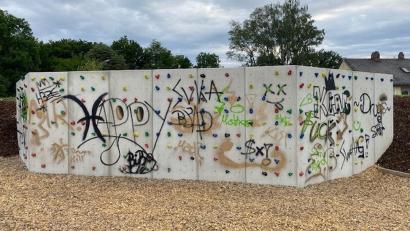 Bild: PI Eschenbach
Sprayer beschädigten Mitte Juni die Kletterwand in der Espergasse in Eschenbach.
