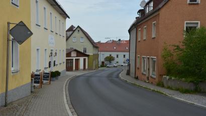 Bild: jr
Vom Tisch ist die Schaffung einer durchgehenden Zone 30 im gesamten Konnersreuther Ortsgebiet. Nun sollen rechtlich zulässige Möglichkeiten geprüft werden, zumindest im Ortskern, wie etwa hier auf der Ortsdurchfahrt im Bereich des Gasthauses „Kouh-Lenzen“, eine Beschränkung zu erlassen.