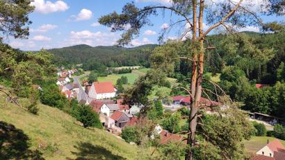 Bild: ds
Als Bedarf für den Breitbandausbau in Penzenhof, Lehendorf und Lehenhammer sind 98 Anschlüsse festgestellt worden. Insgesamt bekommen im nächsten Bauabschnitt 433 Adressen im Gebiet der Gemeinde Etzelwang das Angebot, sich ein Glasfaserkabel ins Haus legen zu lassen.
