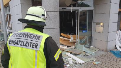 Bild: Kreisbrandinspektion Schwandorf/exb
Ein Feuerwehrmann macht sich ein Bild von dem Schaden, den die Geldautomaten-Sprengung in Wernberg verursacht hat.