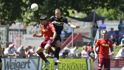 Bild: zg
Der SSV Jahn Regensburg (rote Trikots) und die Spvgg Bayreuth lieferten sich in Rieden ein intensives Spiel.