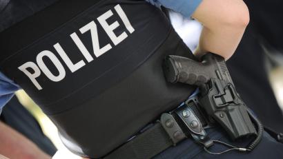 Symbolbild: Arne Dedert/dpa
Der Grenzpolizei ist bei Marktredwitz ein gesuchter Schnaps-Seriendieb in die Fänge geraten.