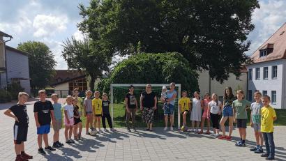 Bild: gz
Im Beisein des erfolgreichen Handballteams der Schule, das gewürdigt wurde, übergab Elternbeiratsvorsitzende Nicole Kleber (Mitte, links) und Beisitzerin Manuela Treiber (rechts) an Schulleiterin Katharina Merther ein Handballtor.