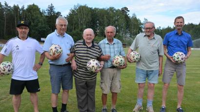 Bild: jr
Josef Bauer, Karl Haberkorn, Ludwig Männer, Rudolf Hecht, Gottfried Pannrucker und Stephan Andörfer (von links) haben die Geschichte des SV Steinmühle in besonderer Weise mitgeprägt. Gerne schwelgen sie in Erinnerungen.