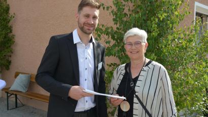 Bild: jr
Mit einer Spende von 200 Euro überraschte die Junge Union Konnersreuth jetzt die örtliche Nachbarschaftshilfe. Benedikt Wenisch überreichte das Geld an Initiatorin Sigrid Schwan.